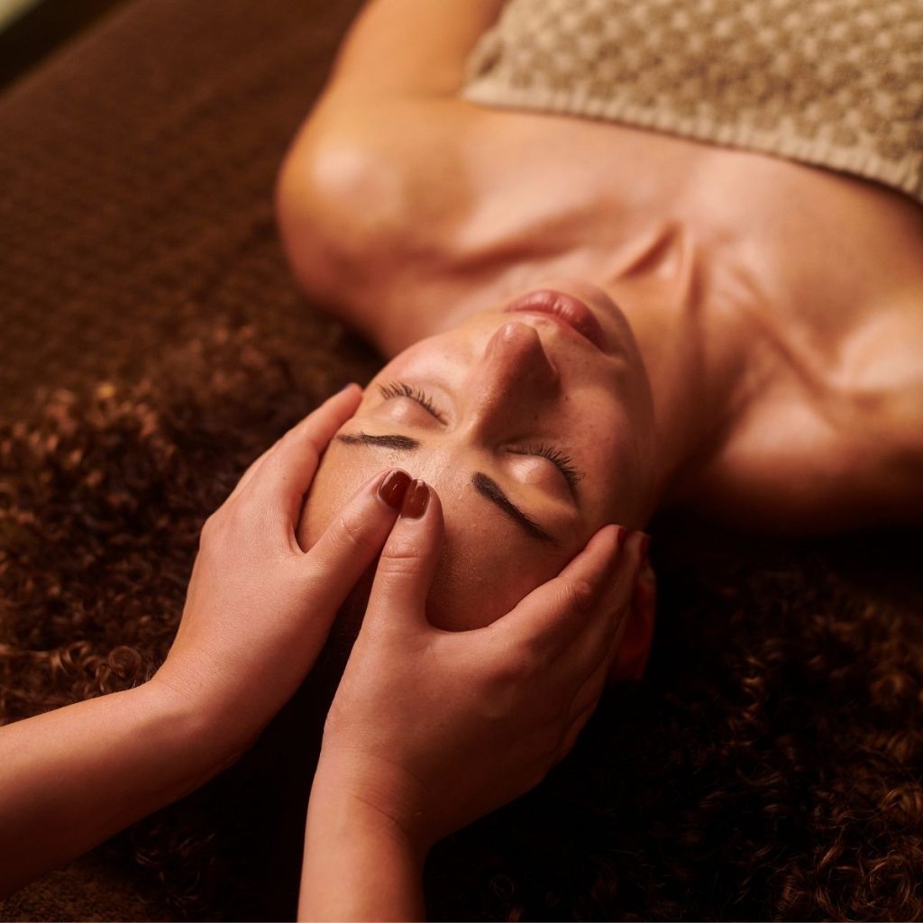 Masaje facial y craneal con las manos apoyadas sobre las sienes